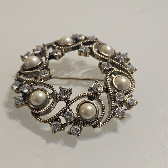 Vintage Monet Brooch Pin Round Wave Open Swirl Faux Pearl Rhinestone Gold Tone - Picture 2 of 14